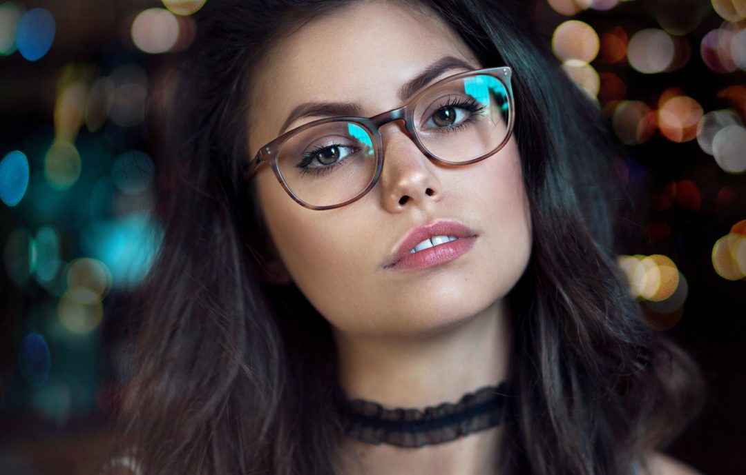 Девушки брюнетки в очках: фотопоборка страстных красавиц 7