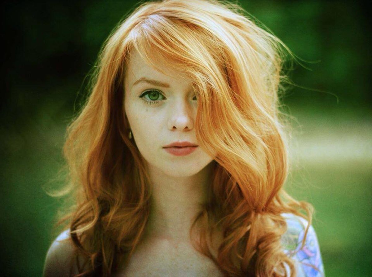 Photos of red-haired girls with green eyes are just magical.