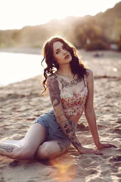 Ну, очень красивые девушки с шикарными татуировками (53 фото) 16