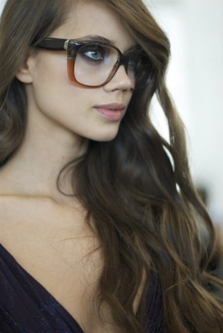 Сексуальные красотки в очках: большая подборка фотографий 17
