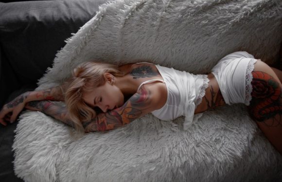Милые спящие девушки в своей постели: смотрим фотки