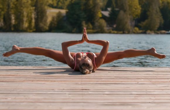 Хлоя Терэ (Khloe Terae) – горячая канадская бикини модель любит заниматься йогой