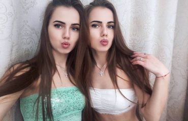 Фото красивых близняшек: сестры милашки