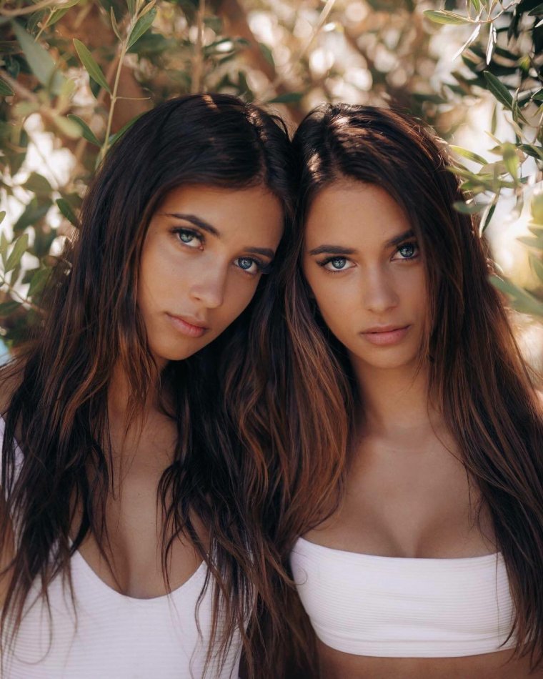 Фото красивых близняшек: сестры милашки 12