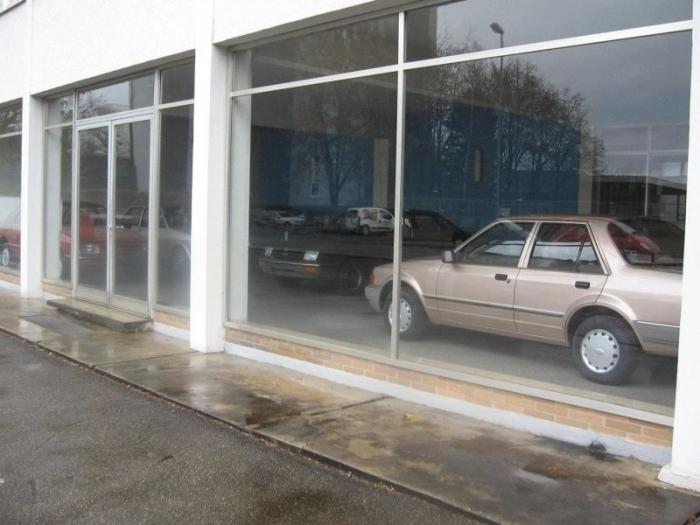 Заброшенный дилерский центр Ford в Германии пустует почти 30 лет (9 фо1