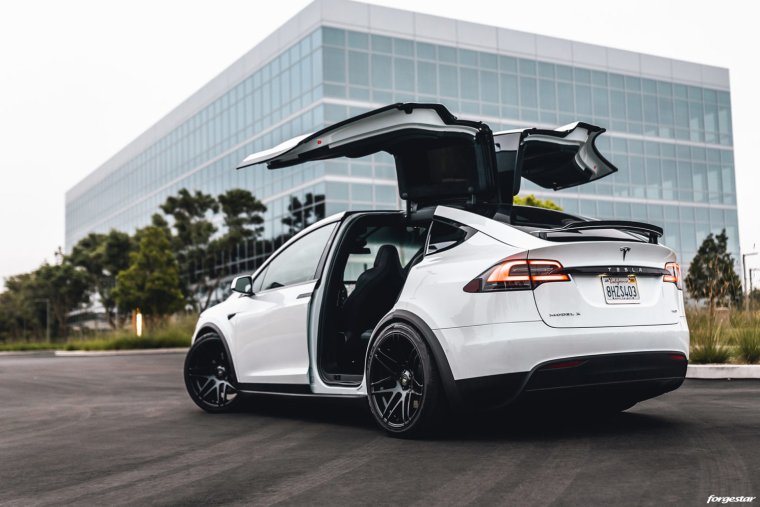 Качественные фото Tesla Model X 2