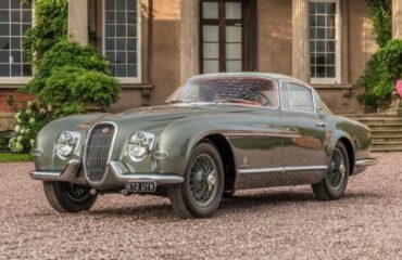 Jaguar 1954 года, найденный в поле, могут продать за 1 млн долларов (Фото)