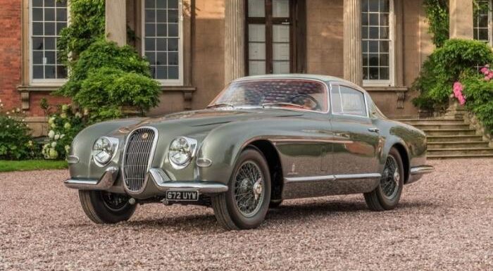 Jaguar 1954 года, найденный в поле, могут продать за 1 млн долларов (Фото)