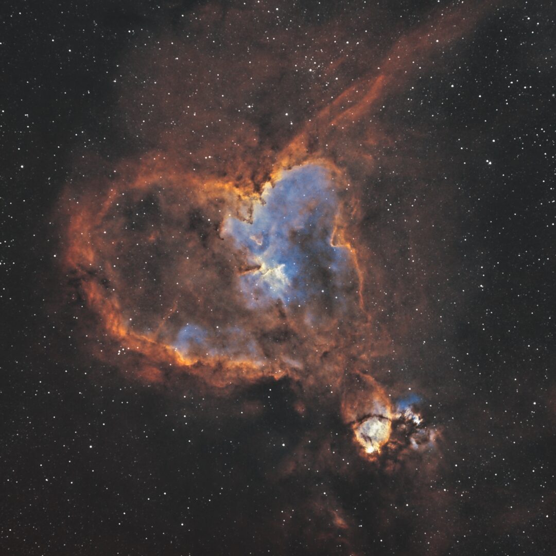 Фото: Туманности «Сердце» (IC 1805) и «Рыбья голова» (IC 1795) 2 туманность