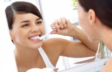 Как отбелить зубы в домашних условиях: советы и рекомендации