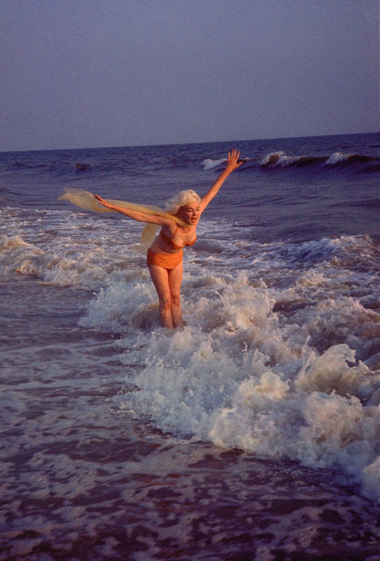 Шикарные фотографии Мэрилин Монро на берегу моря 3