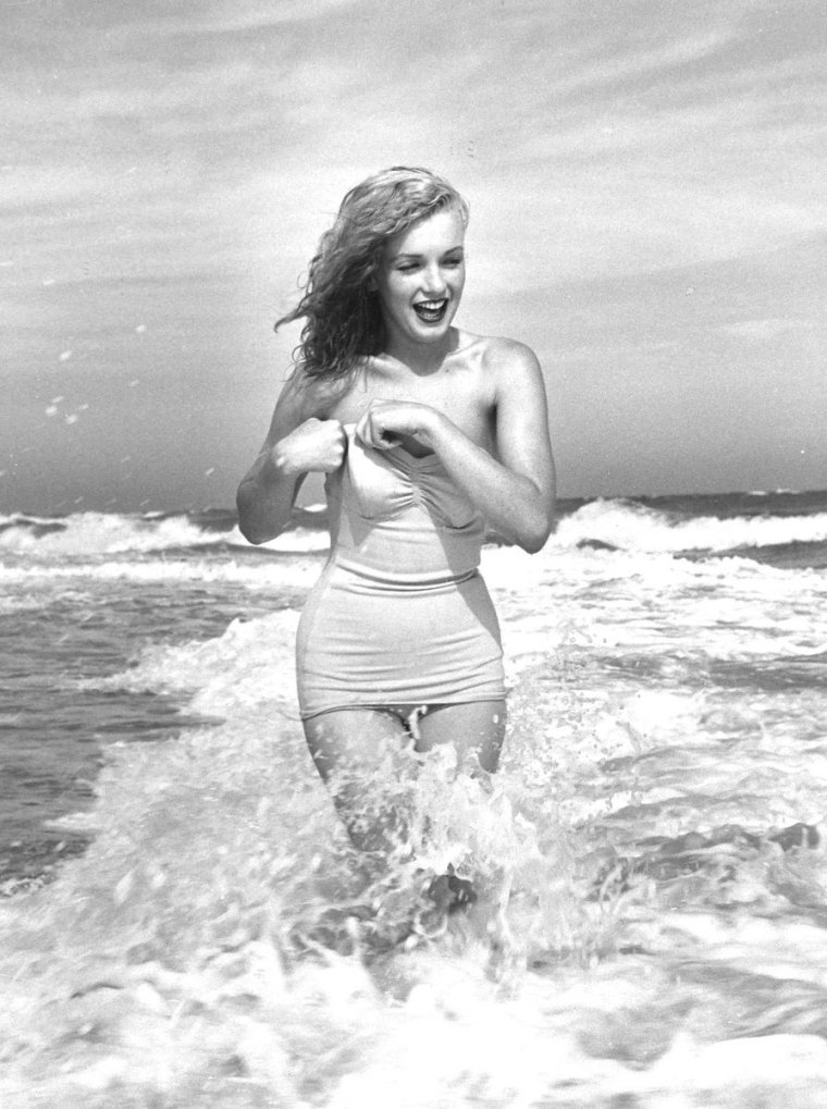 Шикарные фотографии Мэрилин Монро на берегу моря 9