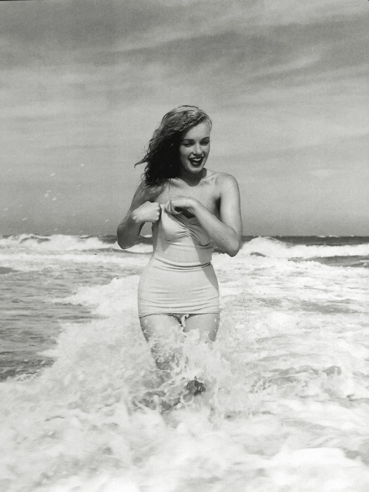 Шикарные фотографии Мэрилин Монро на берегу моря 11