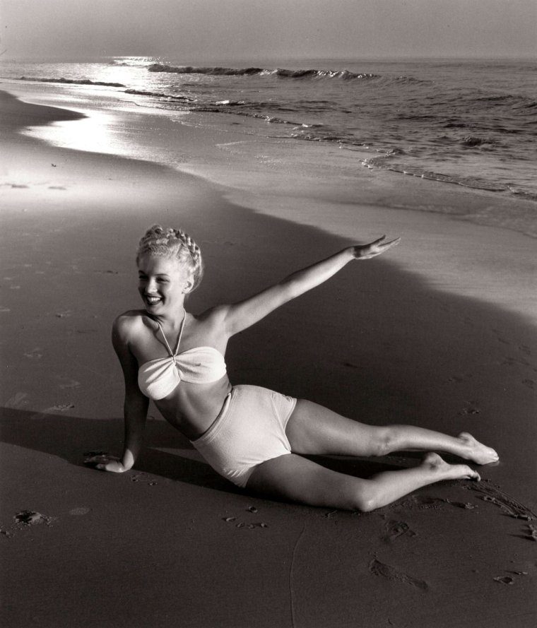 Шикарные фотографии Мэрилин Монро на берегу моря 12