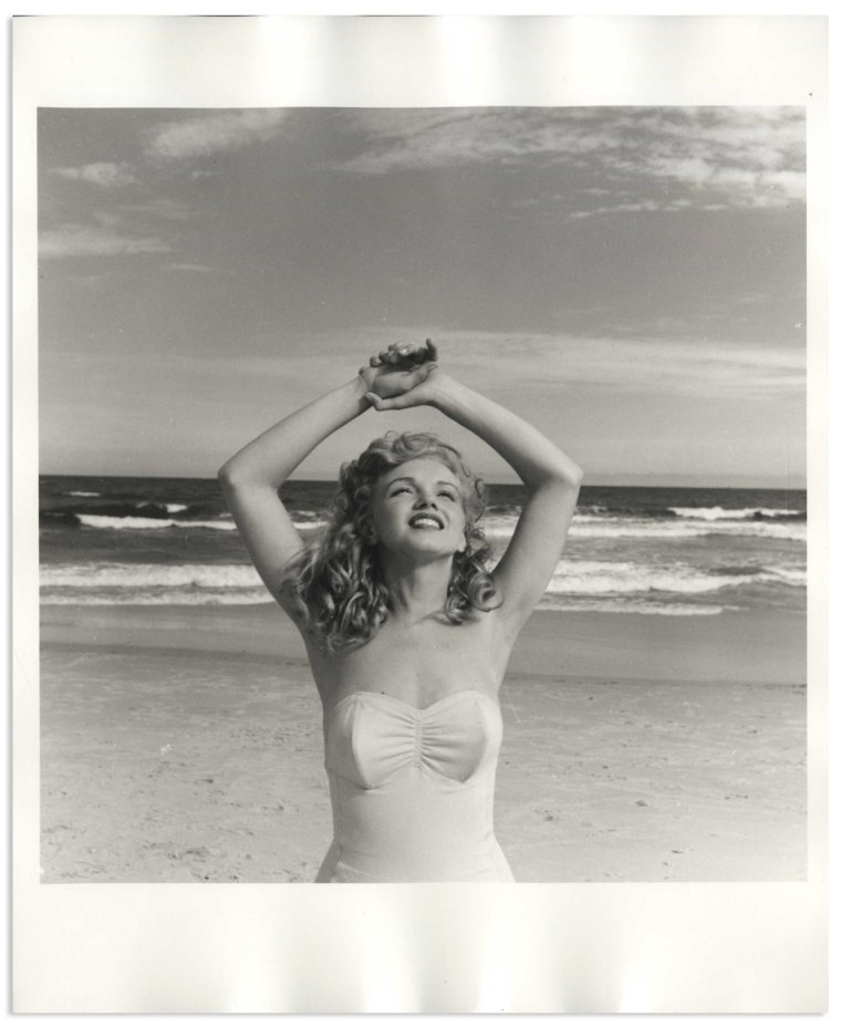 Шикарные фотографии Мэрилин Монро на берегу моря 13