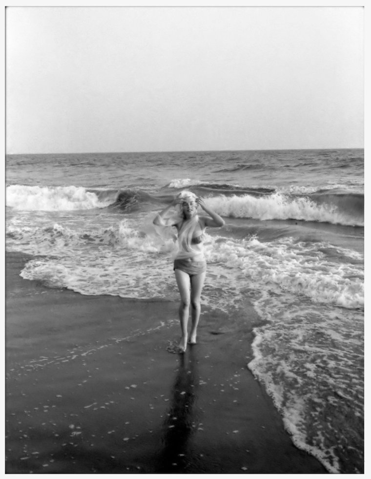 Шикарные фотографии Мэрилин Монро на берегу моря 16