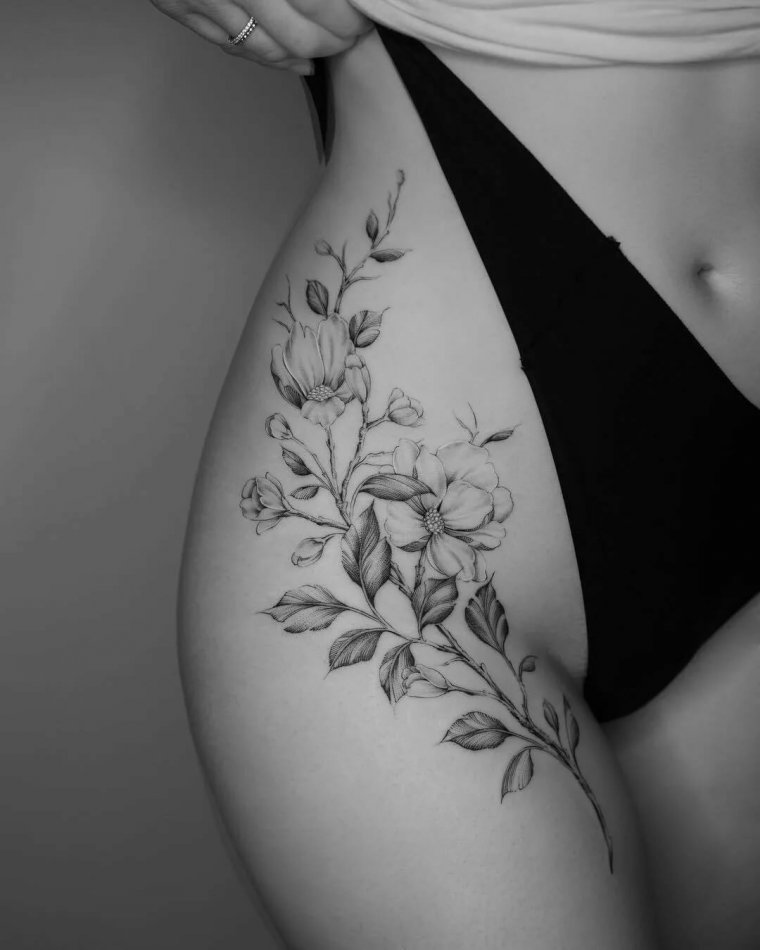 Эскизы татуировок на бедре для девушек (49 фото)9. 🖤 Татуировки на бедре д...