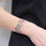 🖤 Татуировки: браслет на руке для девушек (35 фото) 23 девушки