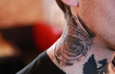 🖤 Татуировки мужские на шее с боку (35 фото)