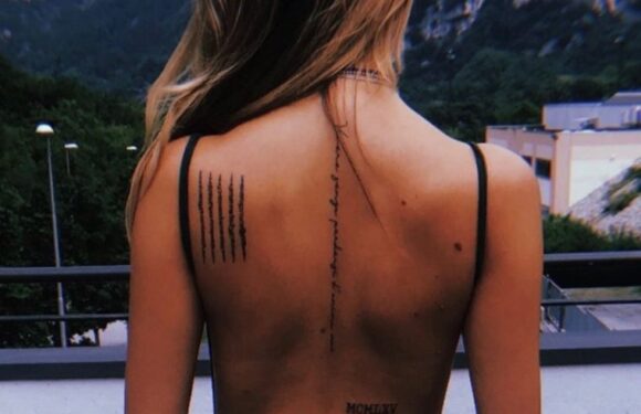 🖤 Тату на спине надпись вдоль позвоночника (45 фото)