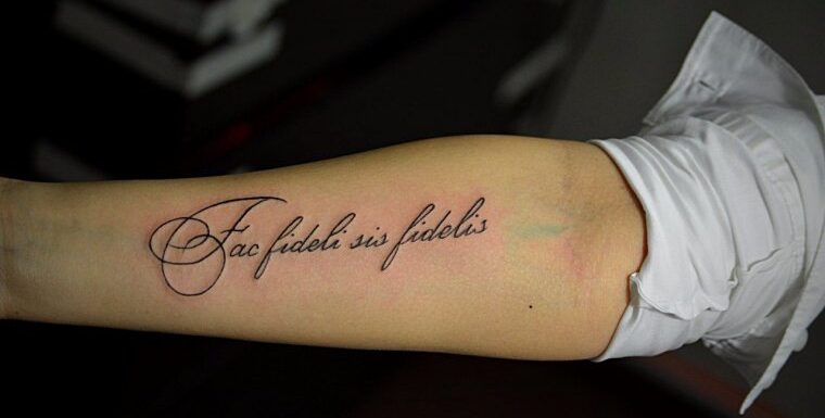 🖤 Татуировки надписями на руке: просто и со вкусом (45 фото)