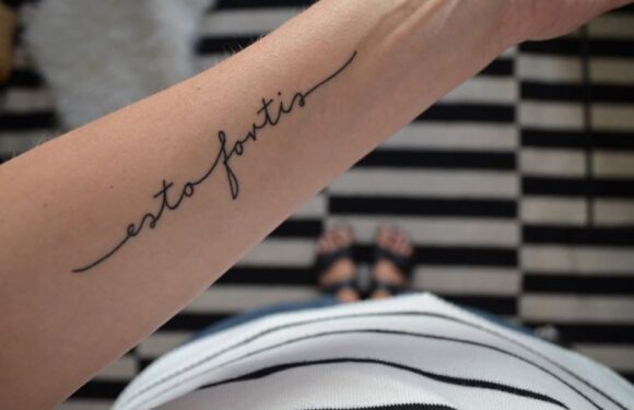 🖤 Татуировки для девушек с надписями на руке (40 фото)