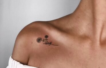 🖤 Татуировки под ключицей для девушек (40 фото)