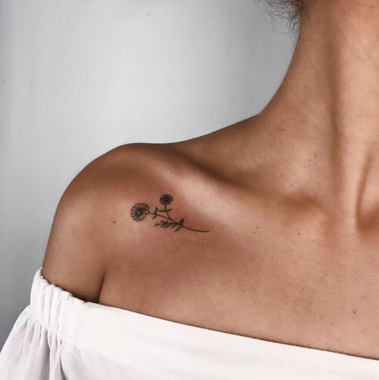 🖤 Татуировки под ключицей для девушек (40 фото) 20 космос
