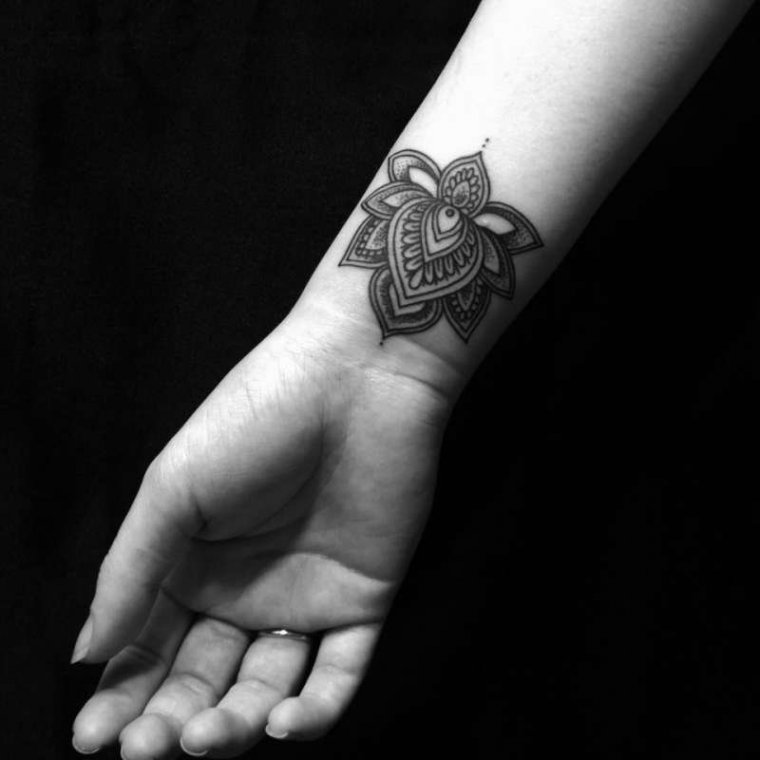 Татуировки для девушек на запястье (54 фото)42