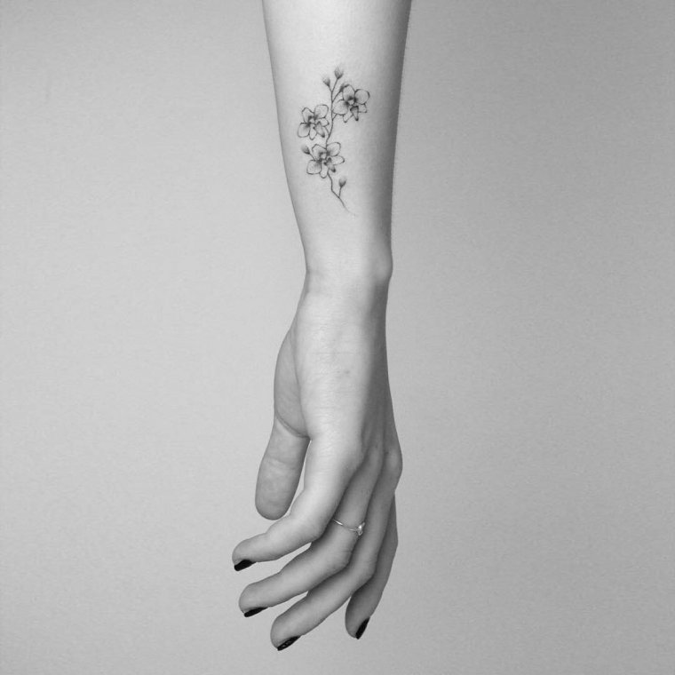 Татуировки для девушек на запястье (54 фото)40