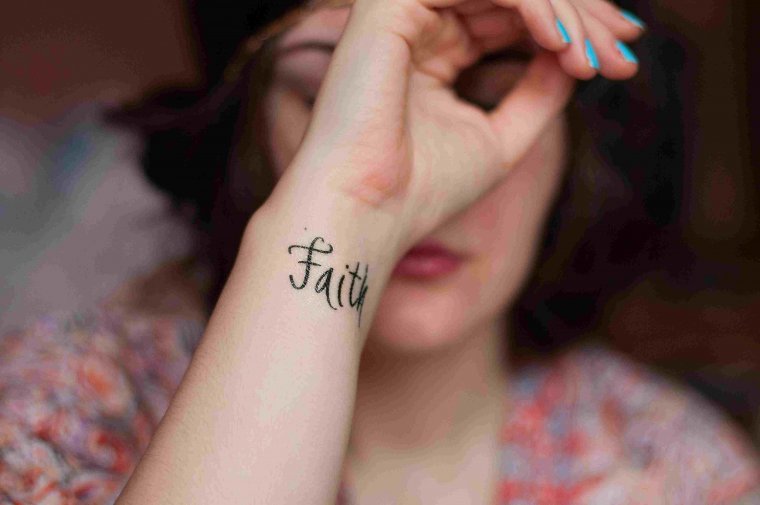 Татуировки для девушек на запястье (54 фото)32