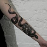 🖤 Женские татуировки змеи на руке: подборочка (32 фото) 2 тату на руке