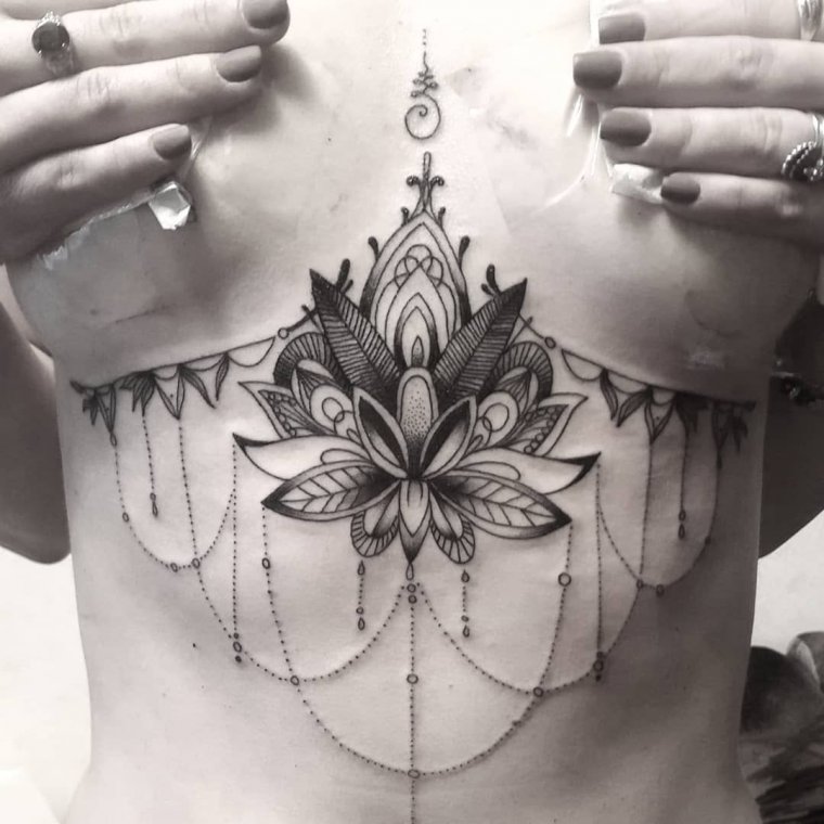 Эскизы тату между грудиной у девушек (49 фото)23