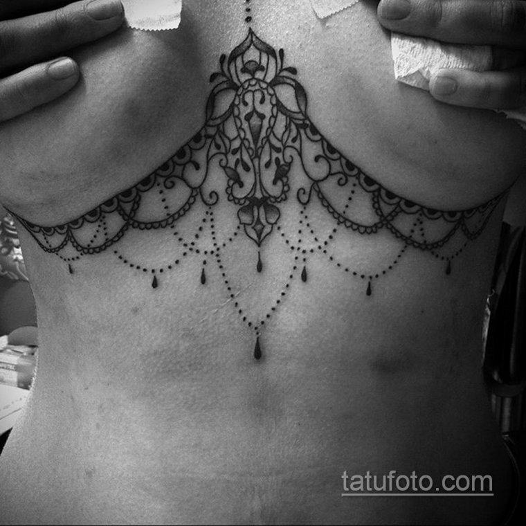 Эскизы тату между грудиной у девушек (49 фото)18