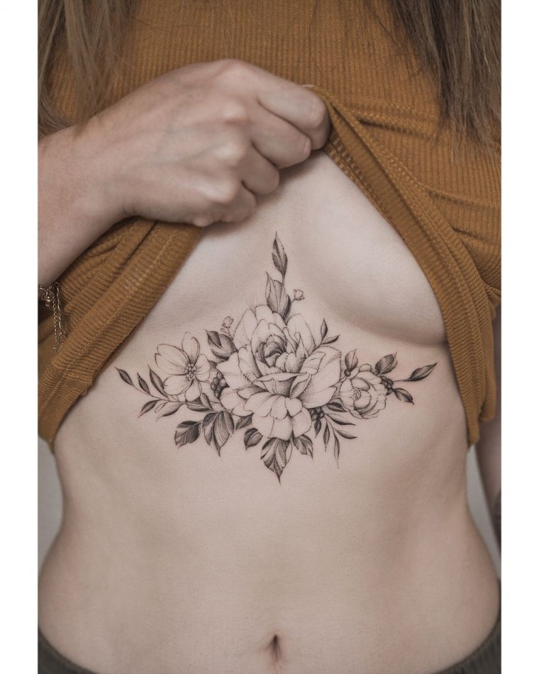 🖤 Тату между грудьми для девушек: эскизы и варианты (46 фото) 1 Эскизы тату между грудиной у девушек (49 фото)0