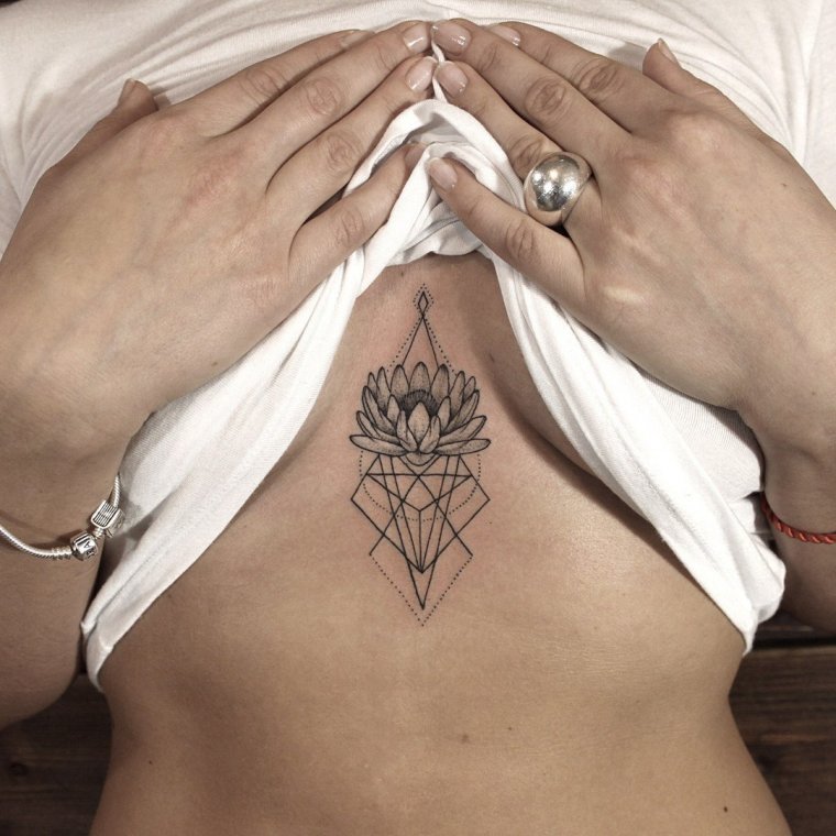 Эскизы тату между грудиной у девушек (49 фото)19