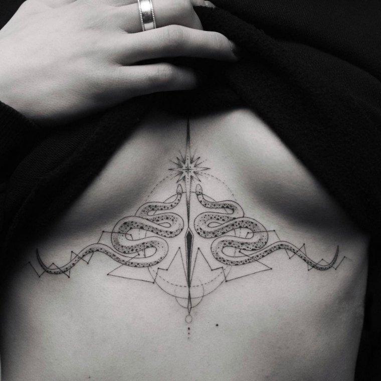 Эскизы тату между грудиной у девушек (49 фото)44