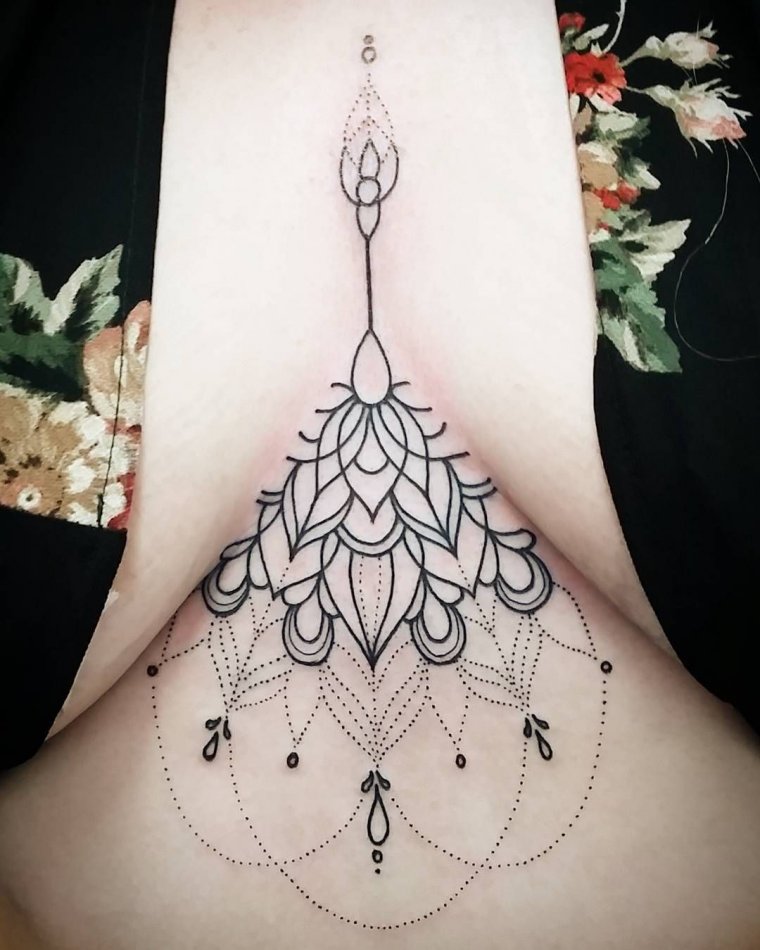 Эскизы тату между грудиной у девушек (49 фото)8