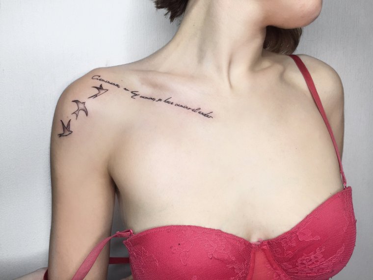 Надпись на ключице тату (29 фото)8