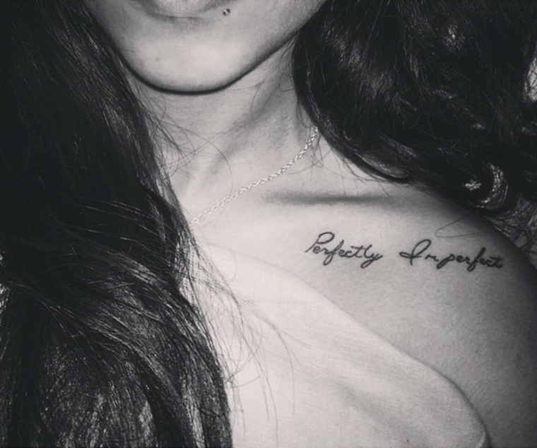 Надпись на ключице тату (29 фото)15