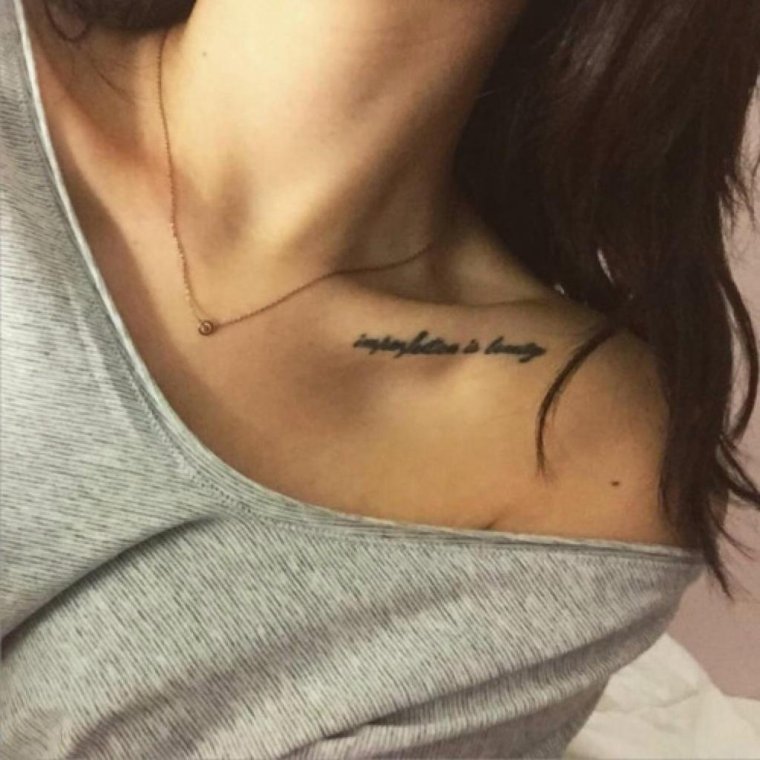 Надпись на ключице тату (29 фото)11