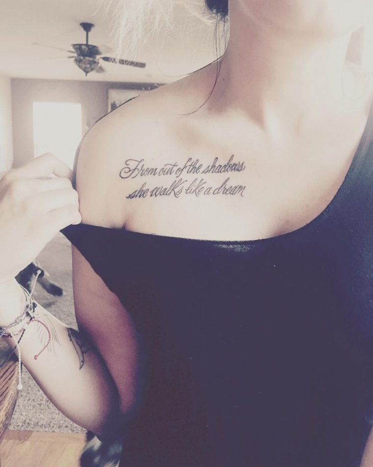 Надпись на ключице тату (29 фото)4