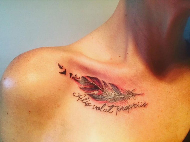 Надпись на ключице тату (29 фото)9