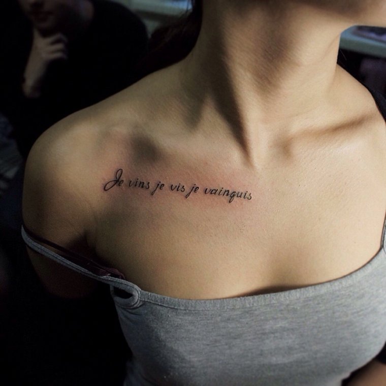 Надпись на ключице тату (29 фото)13