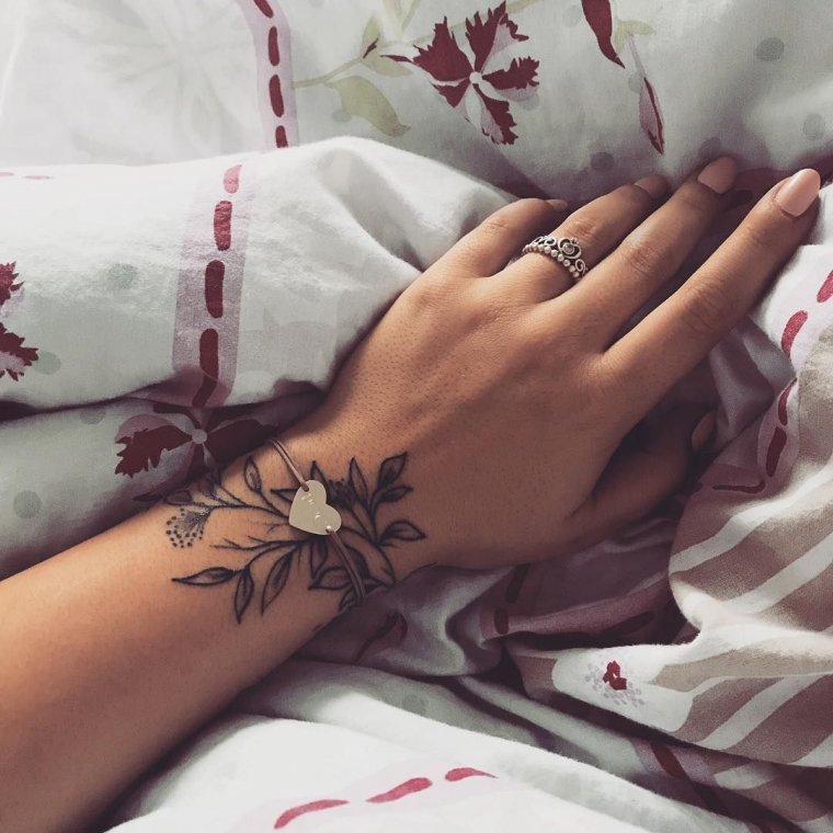 Тату на кисти руки для девушек (38 фото)6