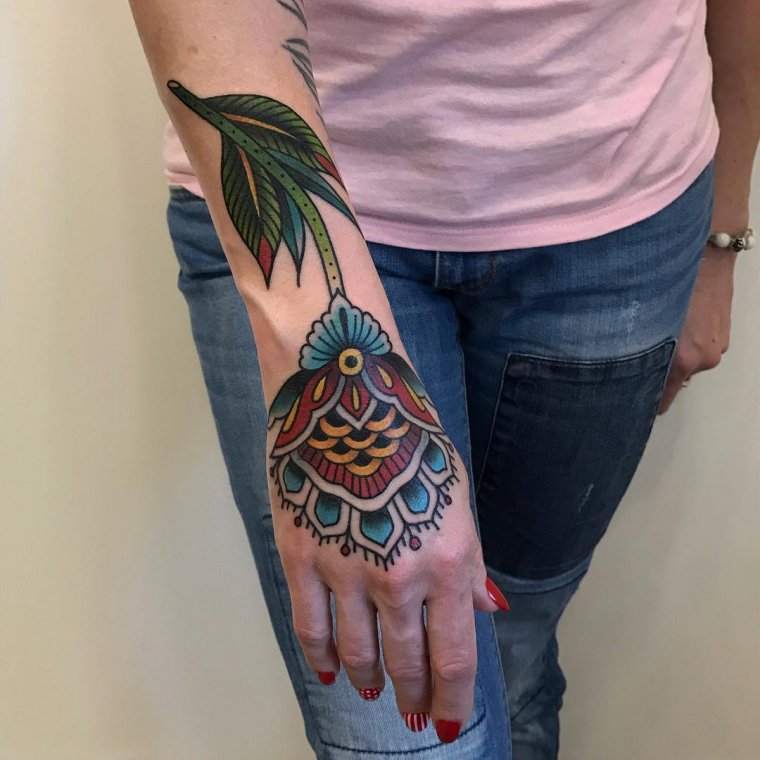 Тату на кисти руки для девушек (38 фото)34