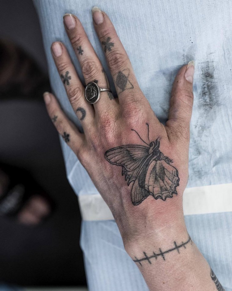 Тату на кисти руки для девушек (38 фото)27