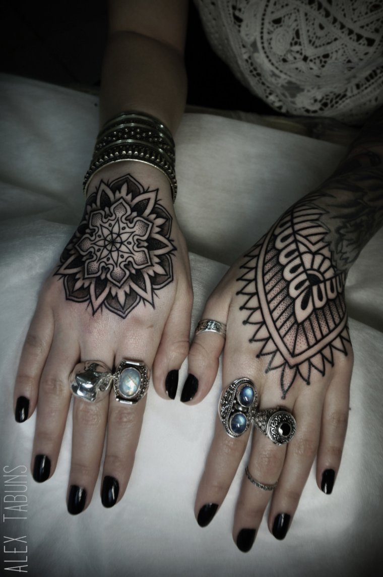 Тату на кисти руки для девушек (38 фото)1