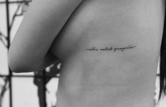 🖤 Надпись под сердцем: красивые тату для девушек (46 фото)