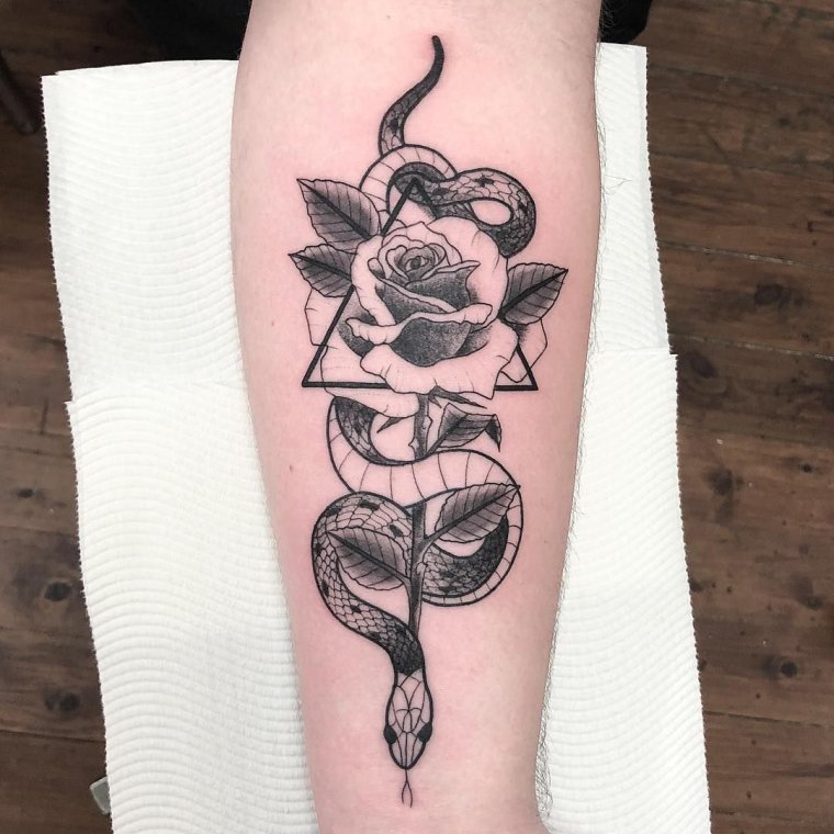 Тату роза со змеей (48 фото)24
